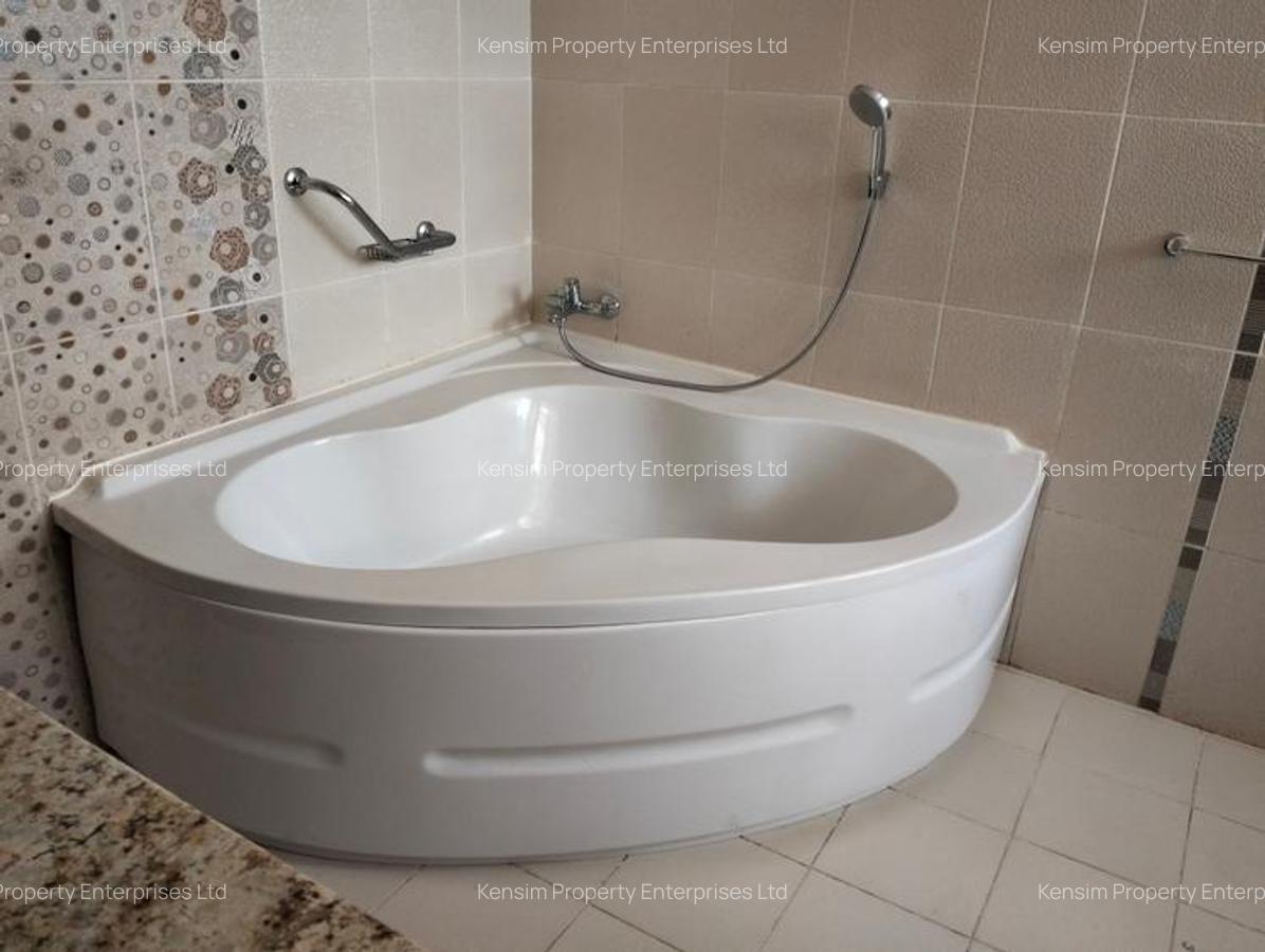 4 Bed Townhouse with En Suite in Kyuna - 17
