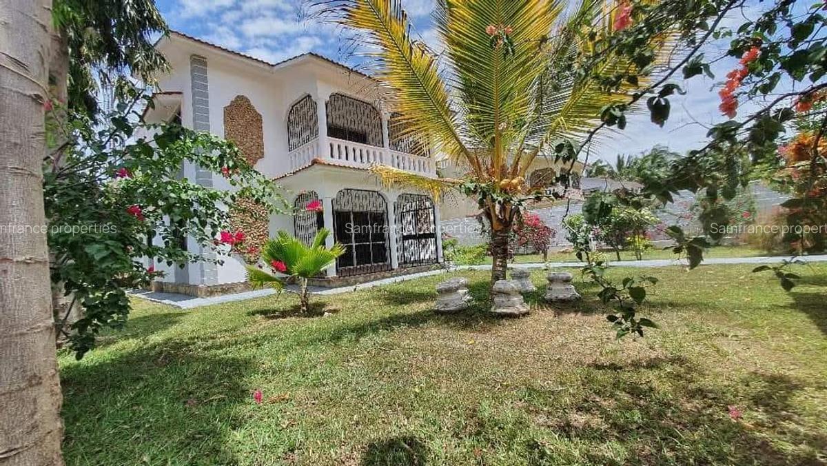 4 Bed House with En Suite at Links Road - 1