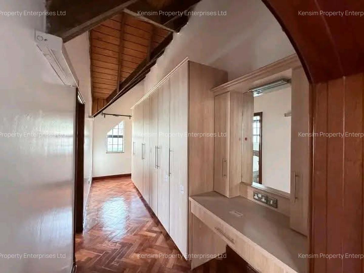 5 Bed Townhouse with En Suite in Lavington - 3