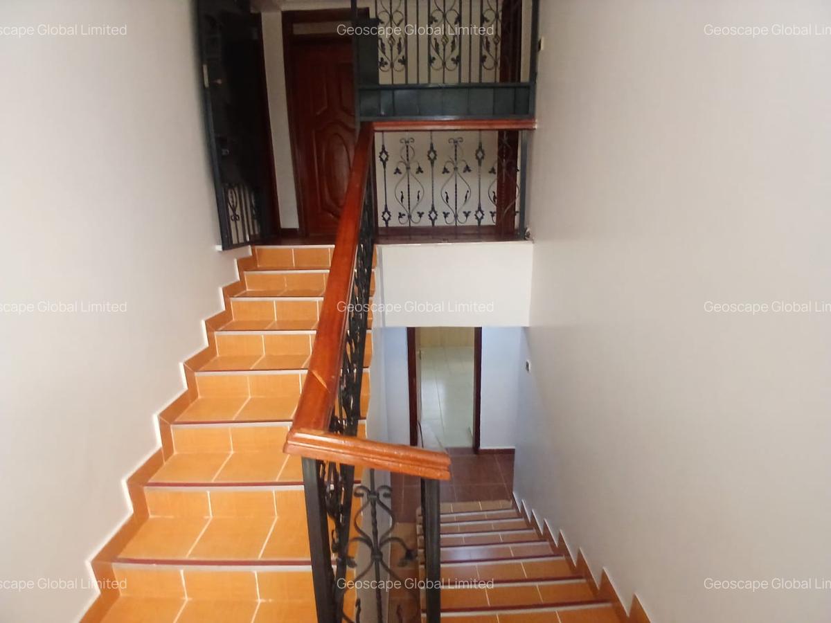 5 Bed House with En Suite in Runda - 14