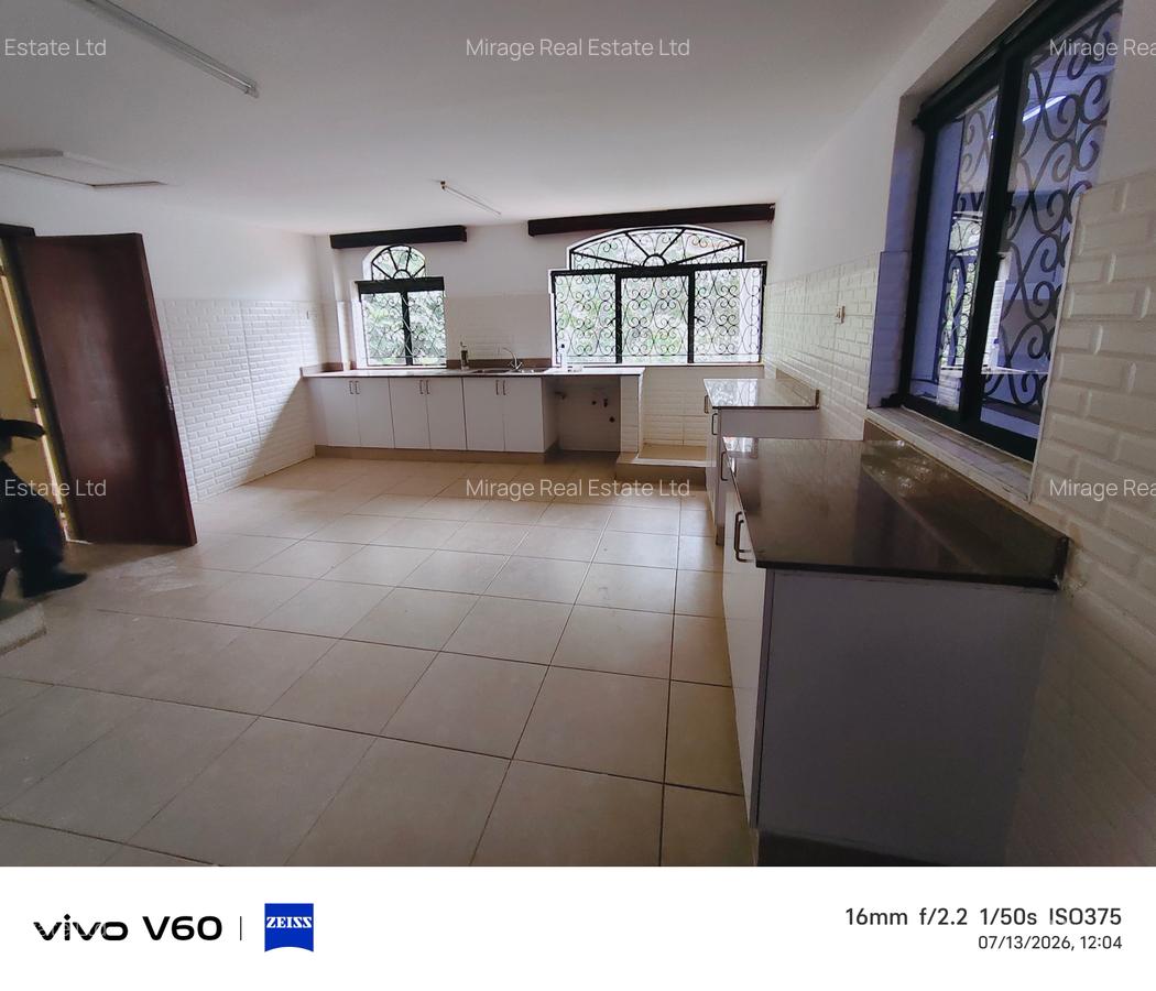 6 Bed House with En Suite in Nyari - 12