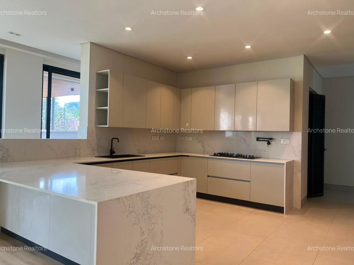 5 Bed Townhouse with En Suite in Brookside - 16