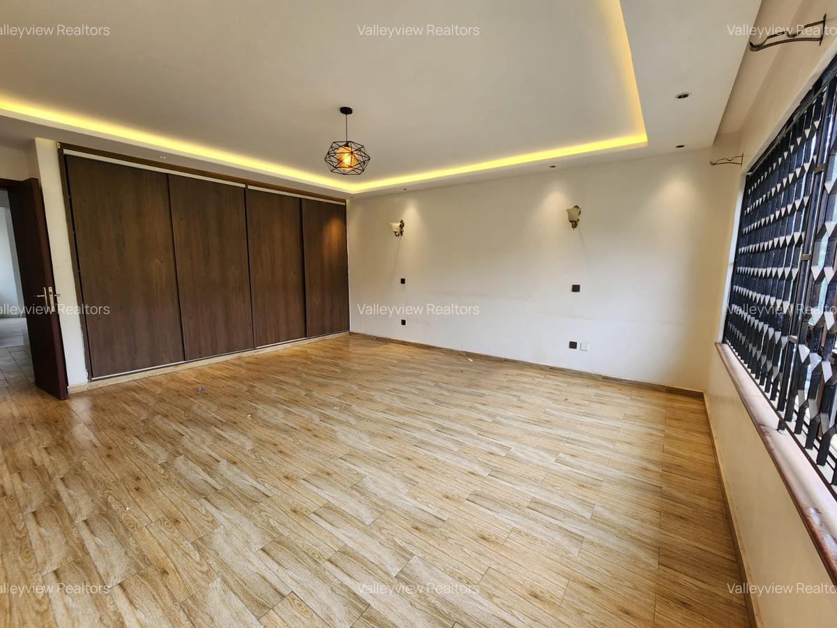 5 Bed Townhouse with En Suite at Lavington - 14