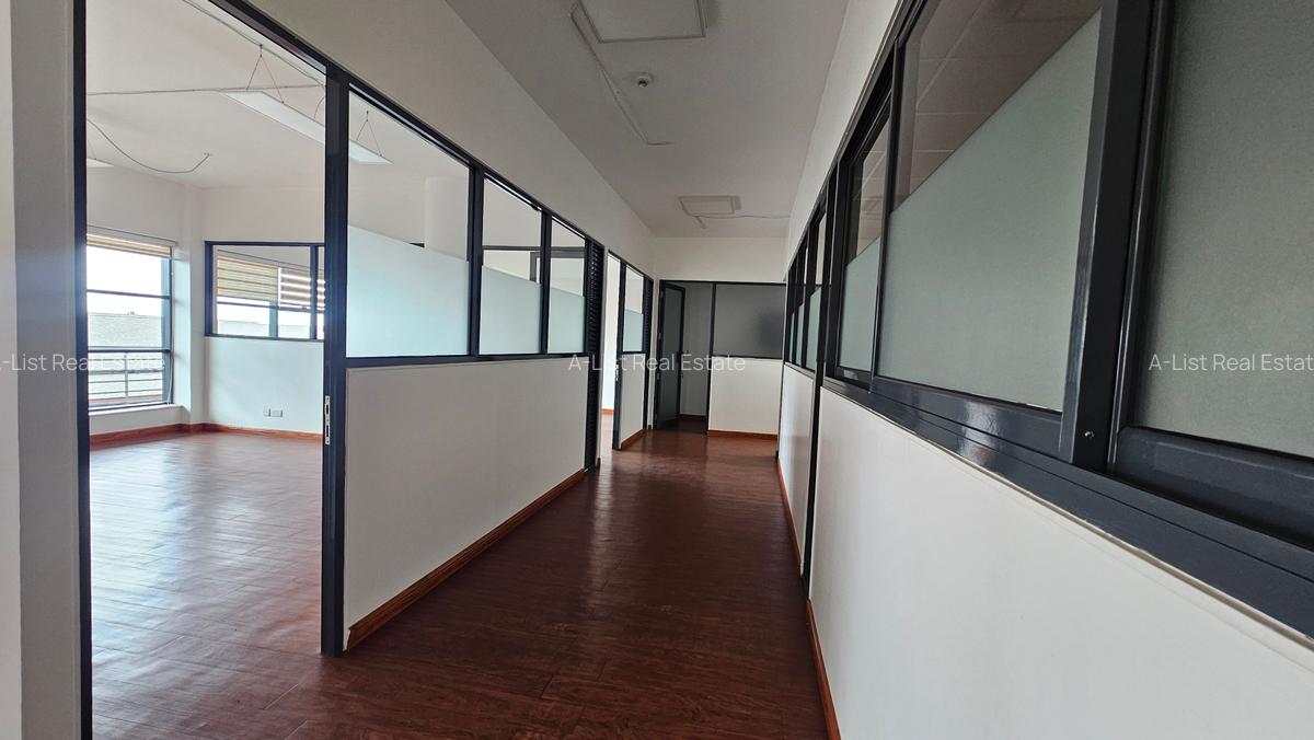 2,734 ft² Office with Service Charge Included at Riverside Drive - 11