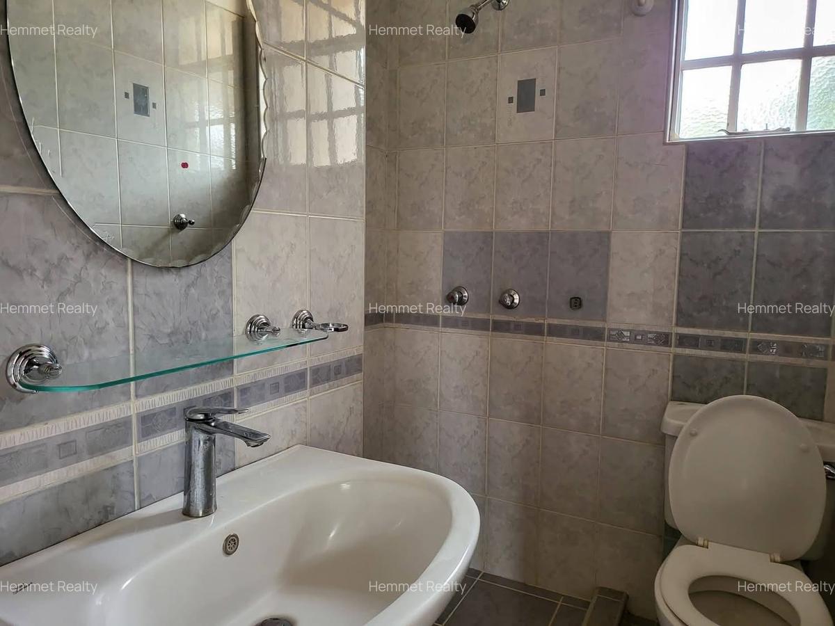 5 Bed House with En Suite in Rosslyn - 8