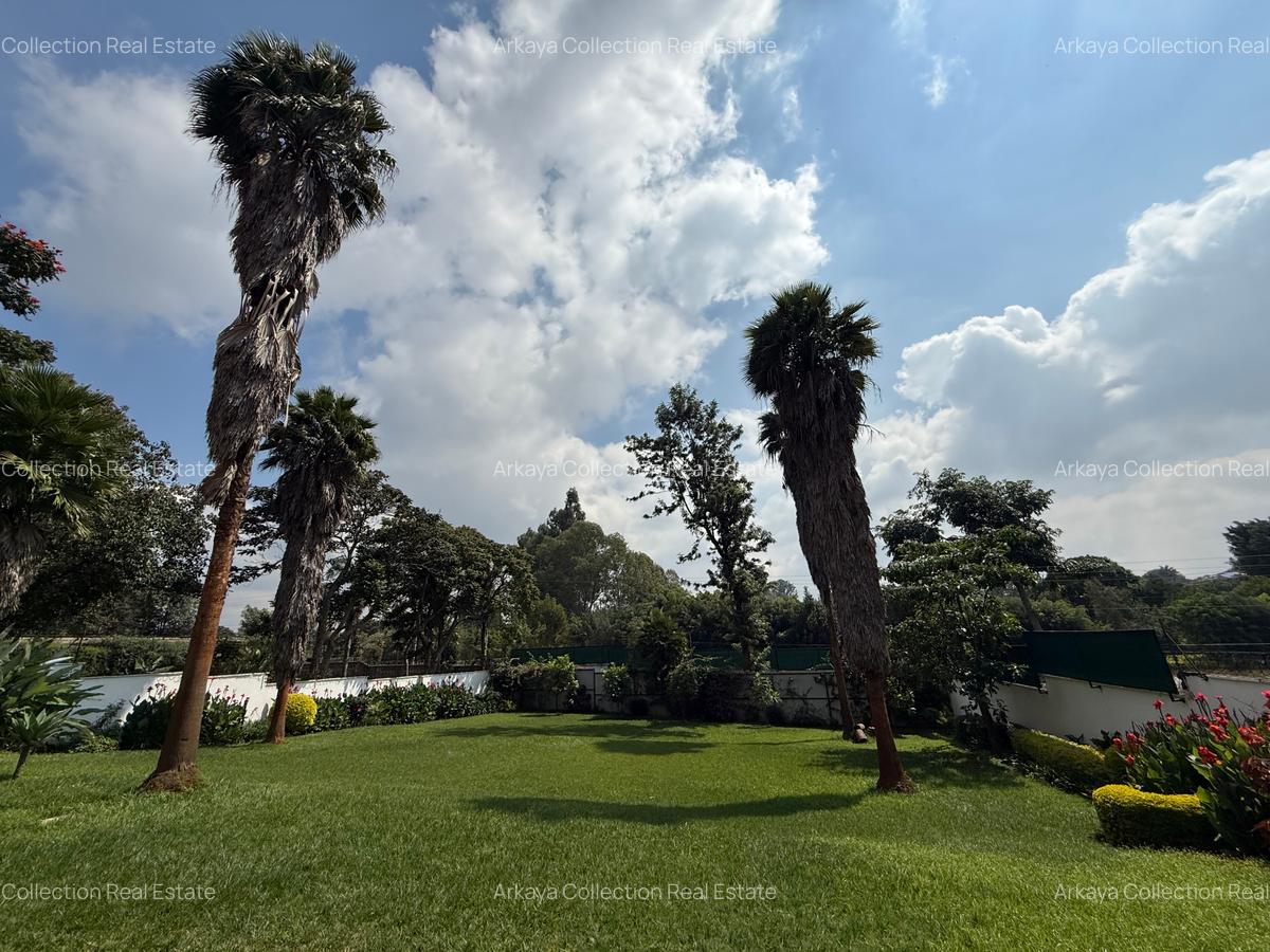 5 Bed House with En Suite in Runda - 1