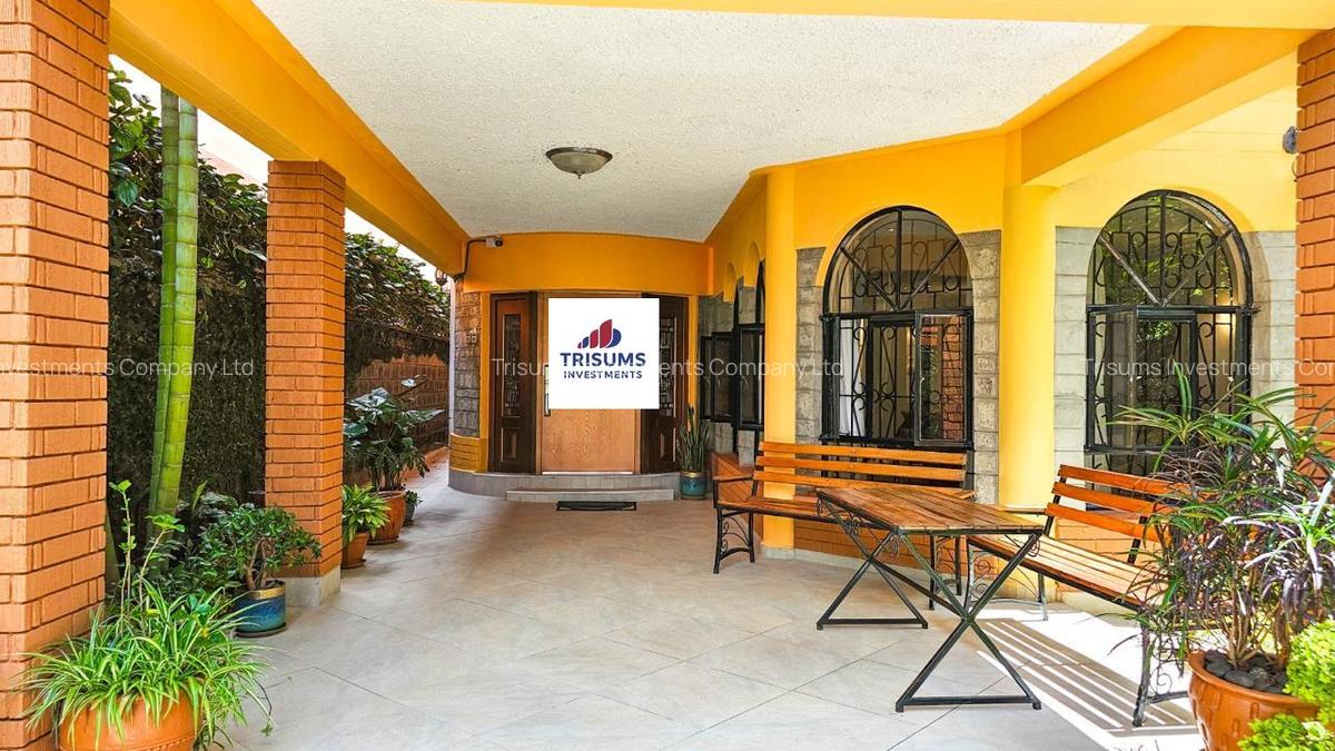 4 Bed Villa with En Suite in Brookside - 1