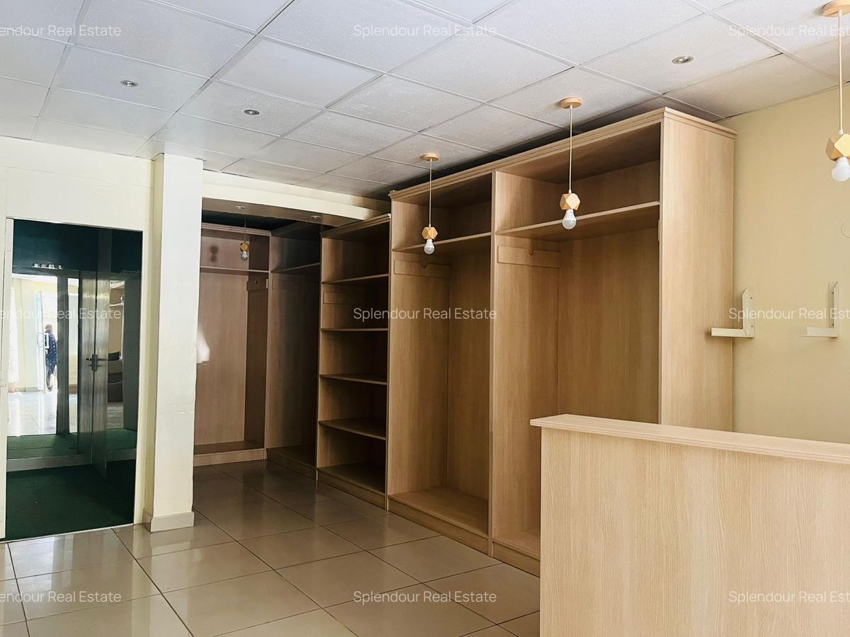 1,000 ft² Commercial Property with Service Charge Included in Parklands - 3