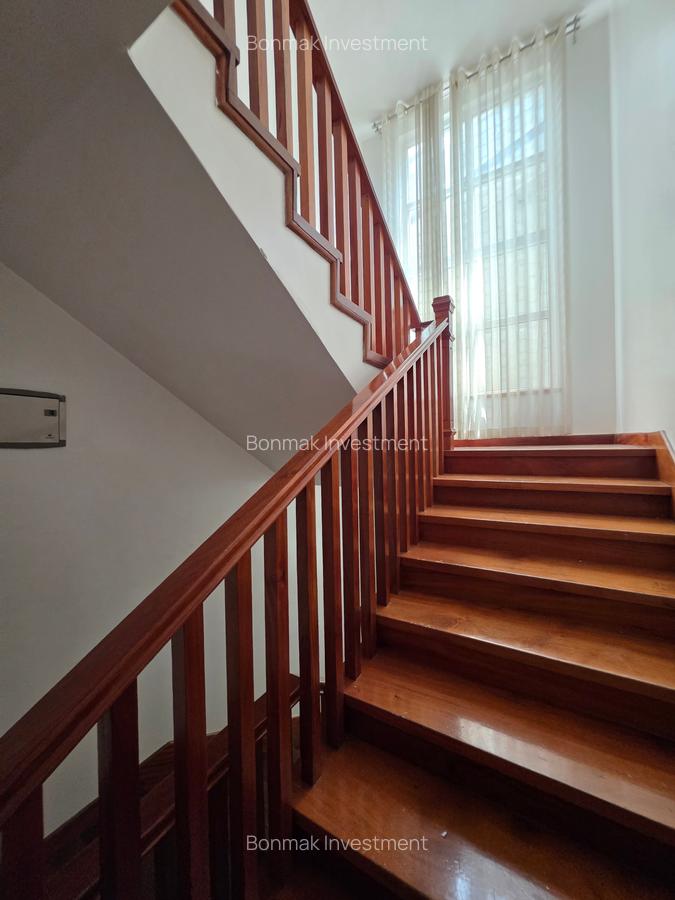 5 Bed Townhouse with En Suite at Lavington Green - 6