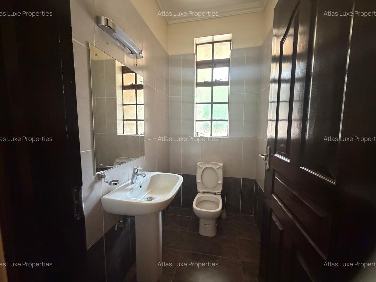 4 Bed Townhouse with En Suite at Rosslyn - 4