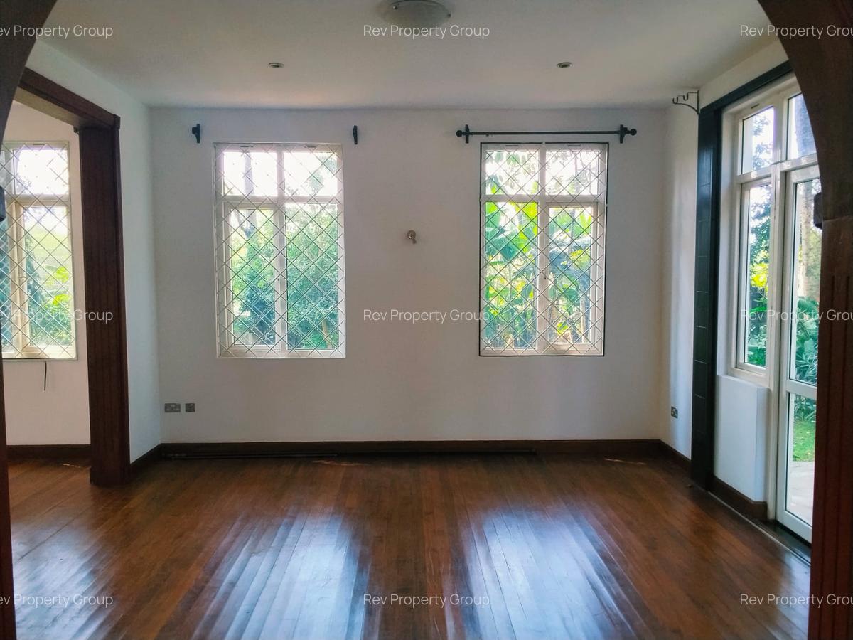 5 Bed Villa with En Suite in Rosslyn - 5