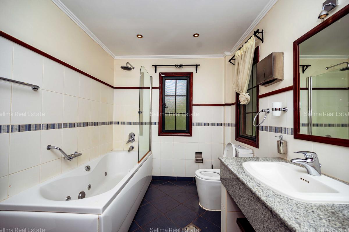 4 Bed House with En Suite at Windsor - 6