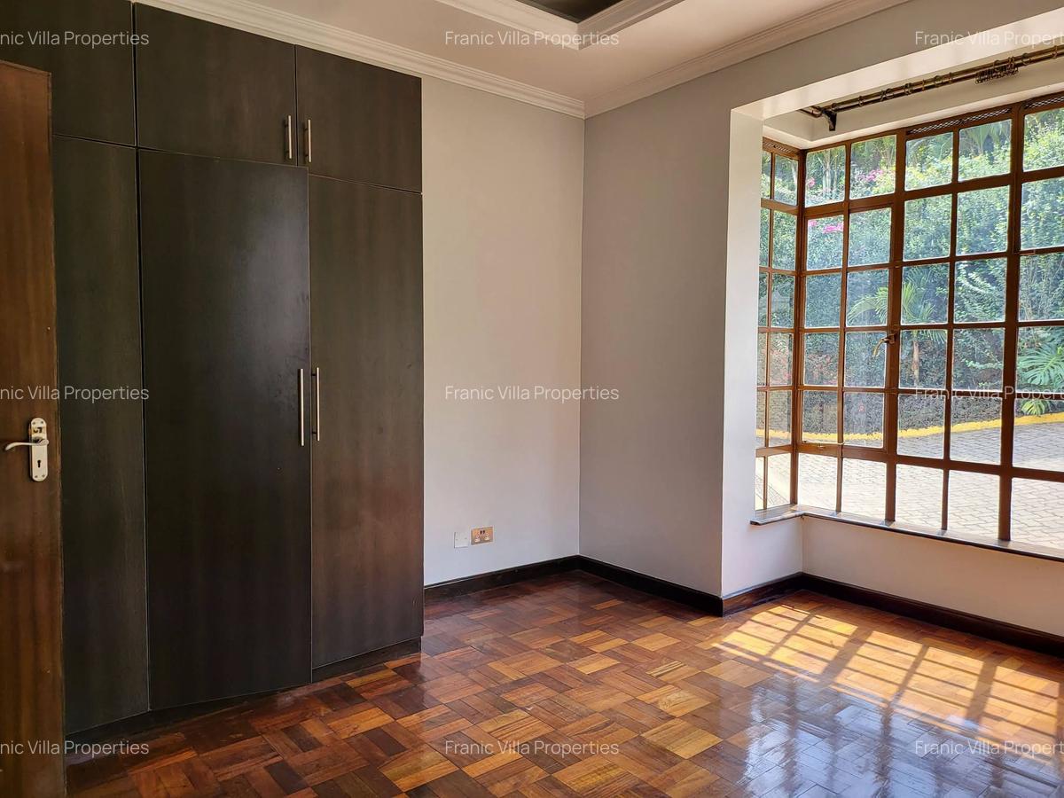 5 Bed Villa with En Suite at Lonetree - 9