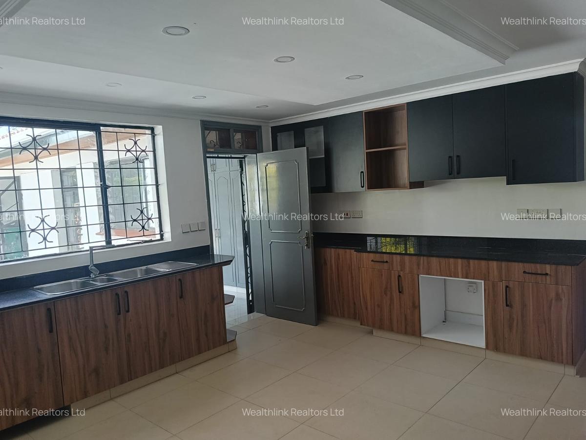 5 Bed House with En Suite at Garden Estate - 17