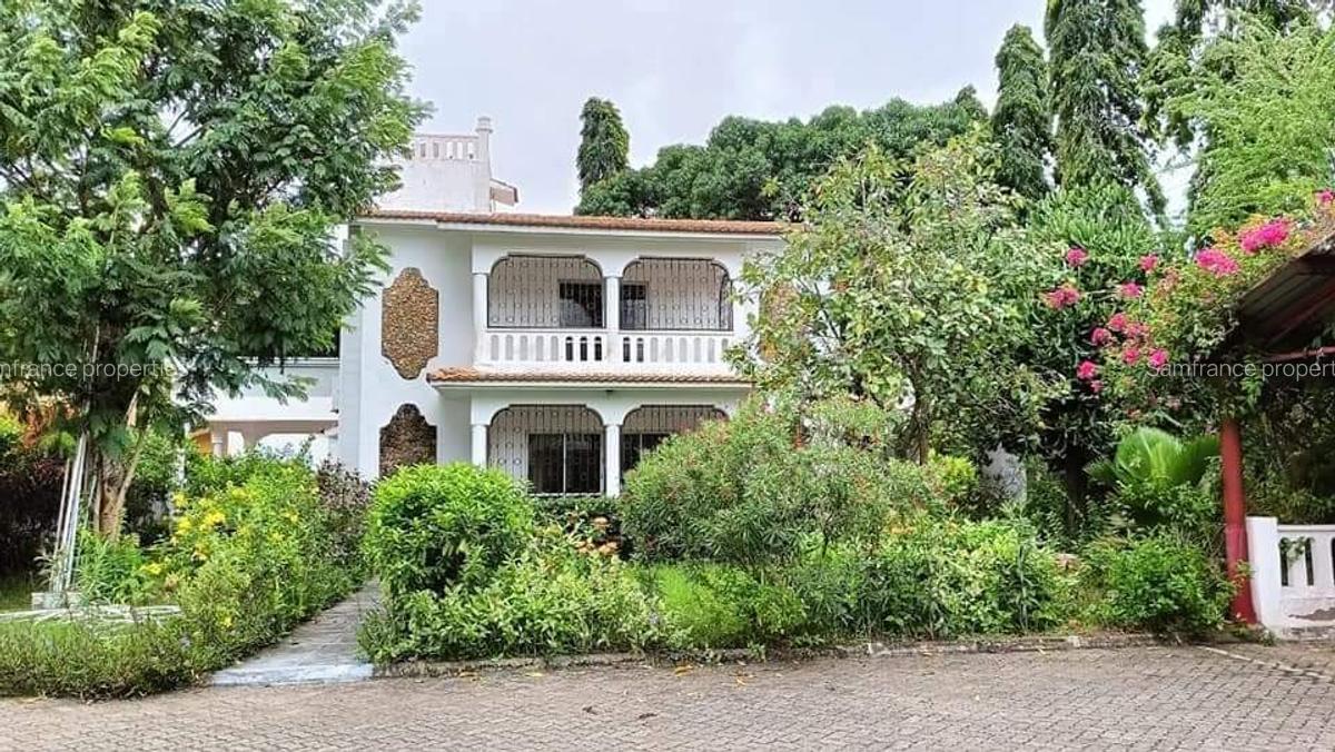 4 Bed Villa with En Suite at Links Road - 3