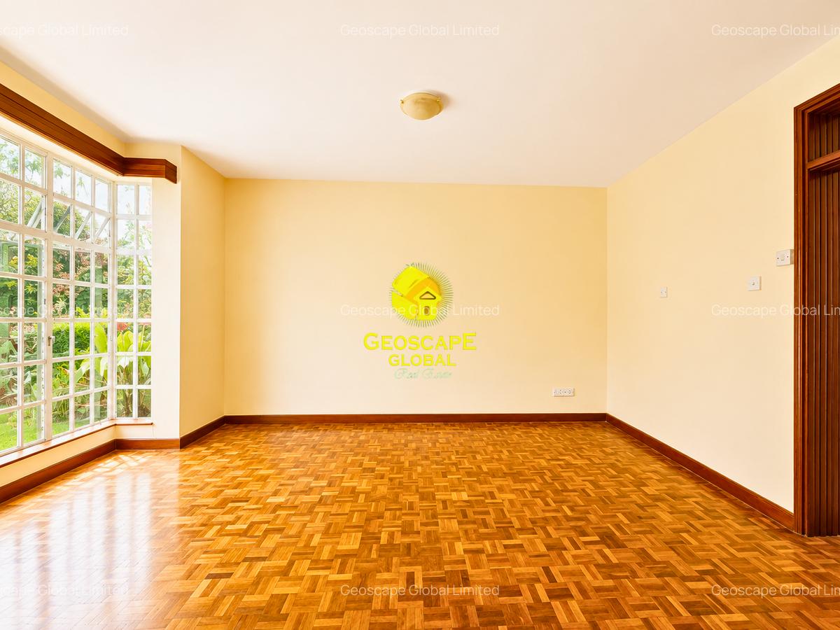 4 Bed House with En Suite in Rosslyn - 6