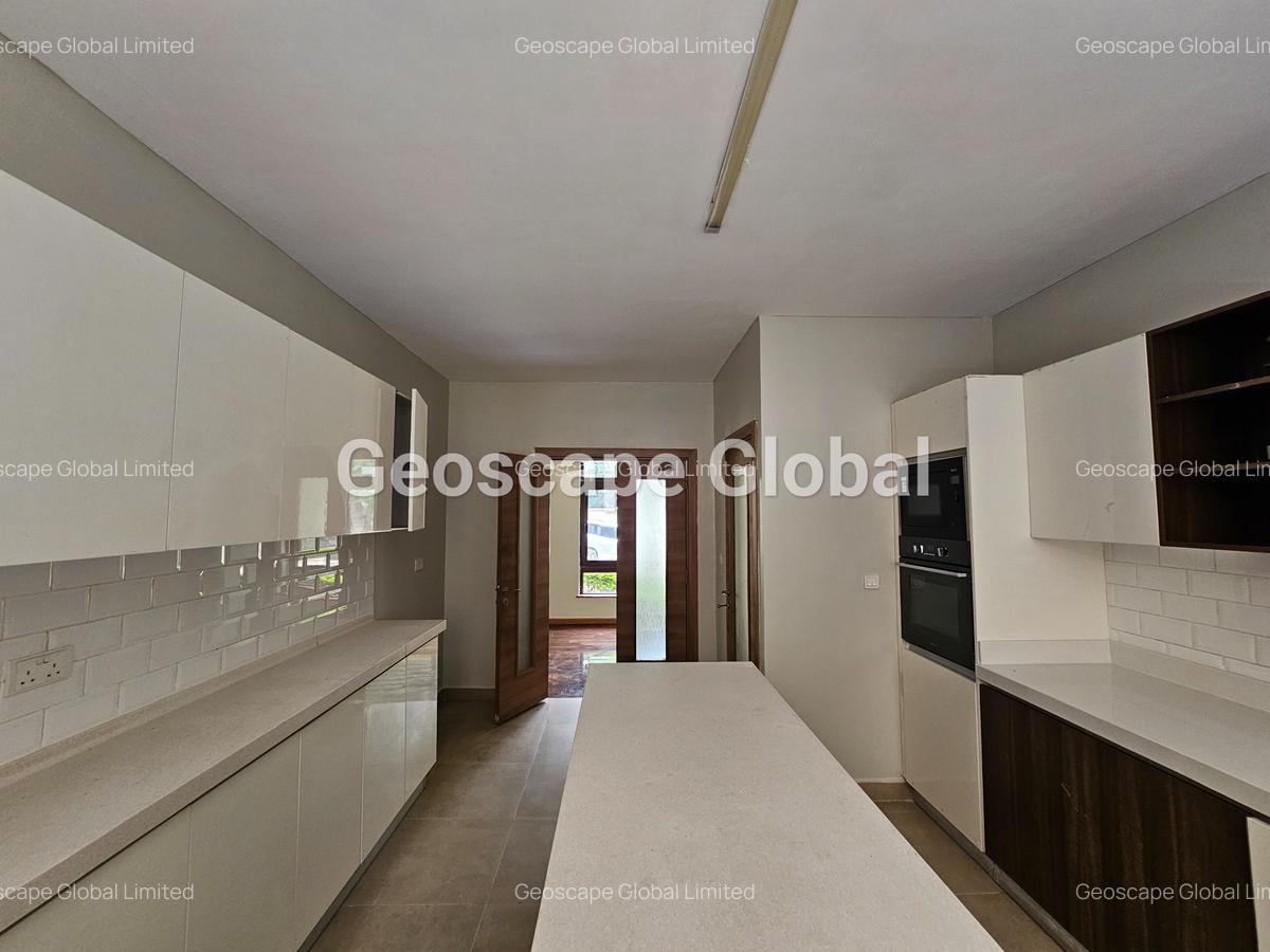 5 Bed House with En Suite in Lavington - 10