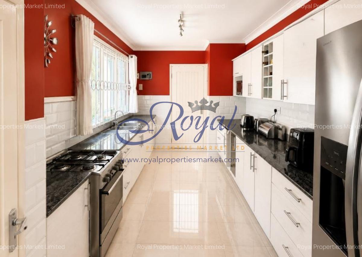 4 Bed House with En Suite at Crescent - 3