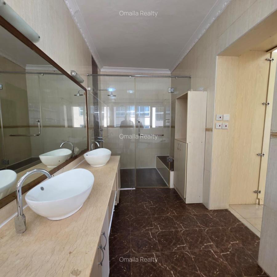 4 Bed House with En Suite in Riverside - 17
