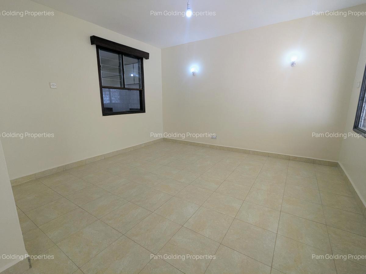 4 Bed House with En Suite at 3Rd Avenue - 3