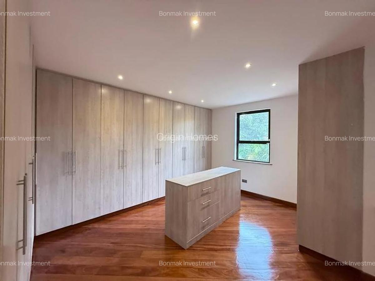 5 Bed Townhouse with En Suite at Lavington Green - 9