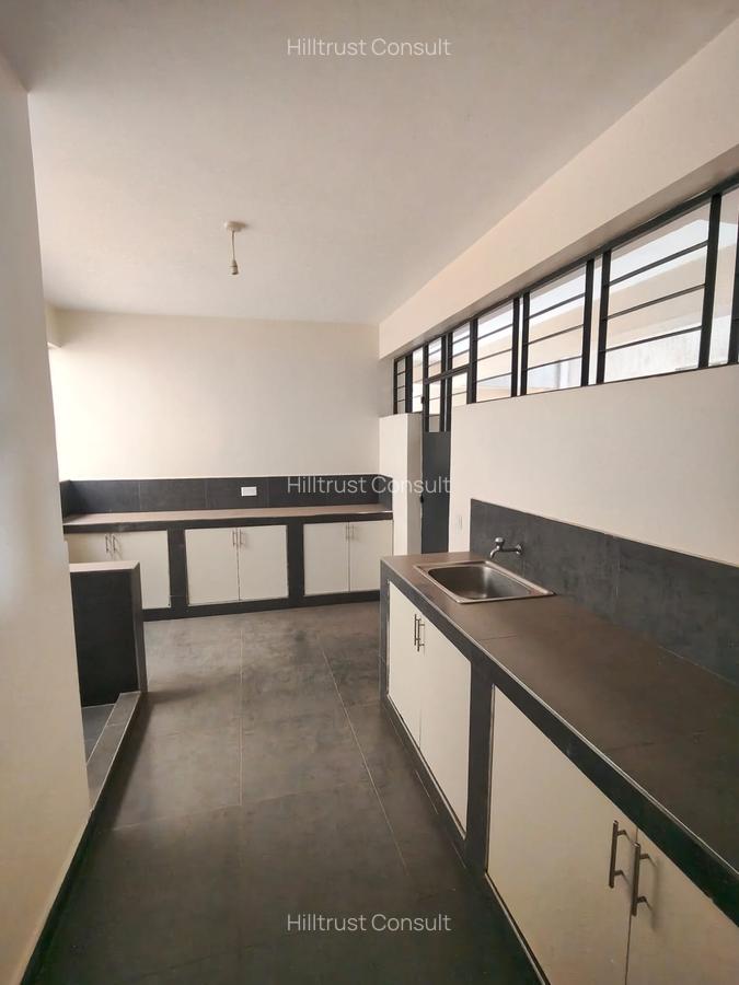 4 Bed Apartment with En Suite in Parklands - 17