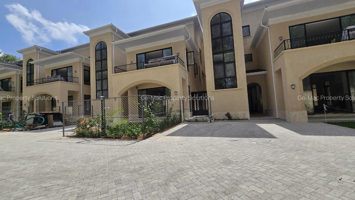 5 Bed Townhouse with En Suite in Lavington - 1