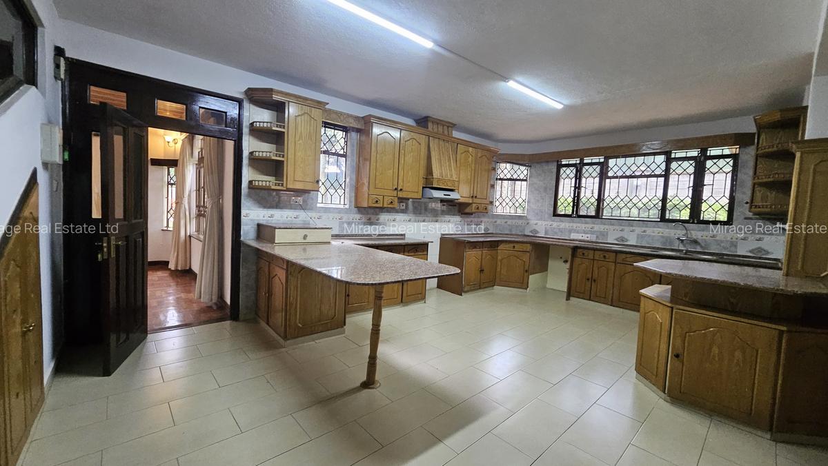 5 Bed House with En Suite in Runda - 10