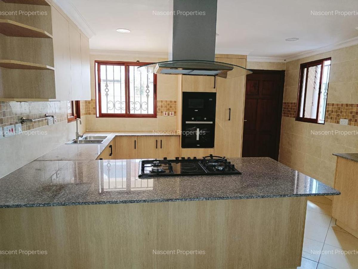 5 Bed Villa with En Suite in Spring Valley - 16