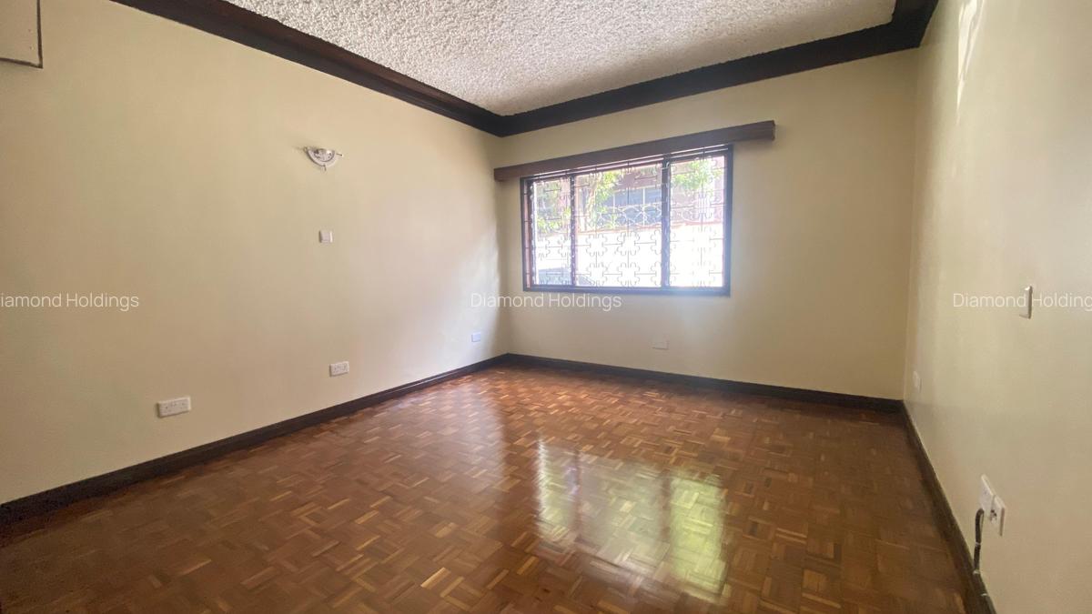 5 Bed House with En Suite at Parklands - 10