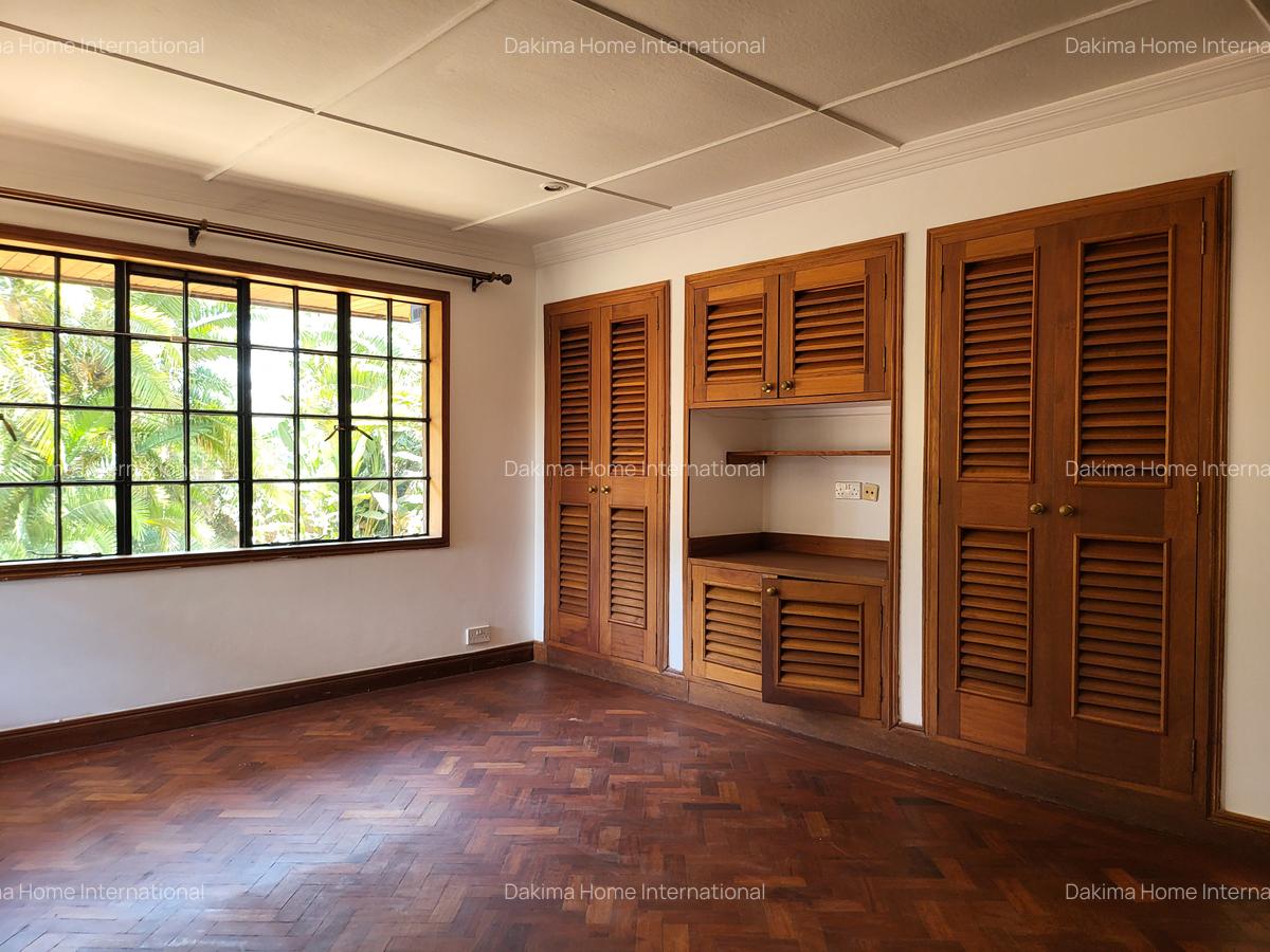 5 Bed House with En Suite in Runda - 16