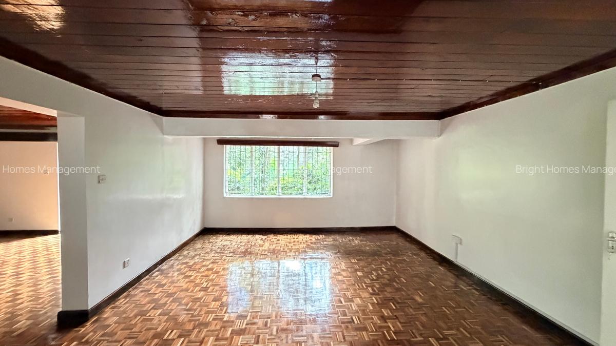 5 Bed House with En Suite in Lavington - 11
