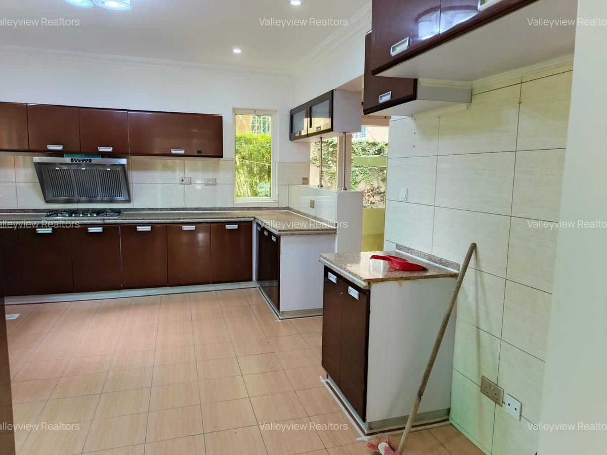 4 Bed Townhouse with En Suite at Riverside - 20