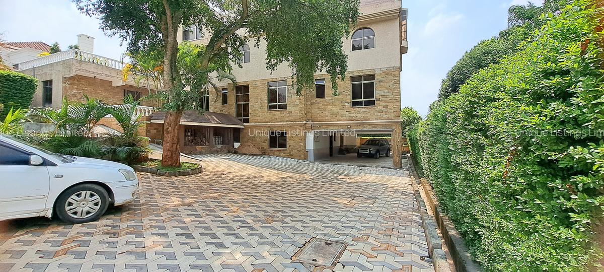 6 Bed House with En Suite in Ridgeways - 8