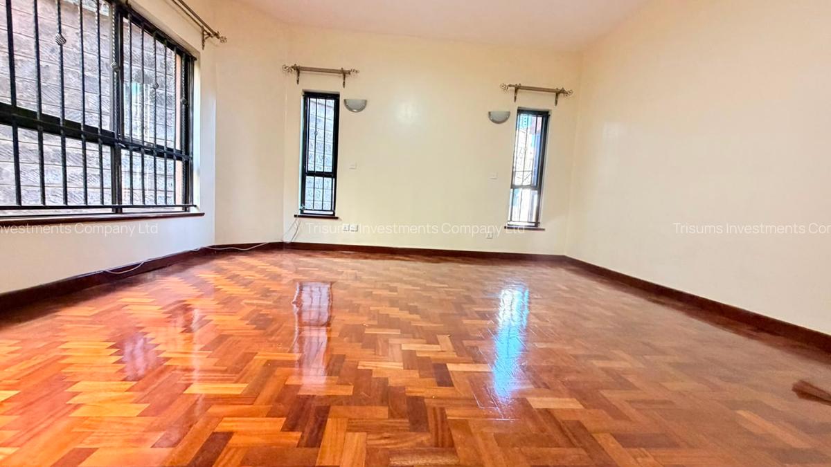 4 Bed Apartment with En Suite in Brookside - 15