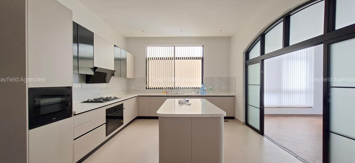 5 Bed House with En Suite in Lavington - 5