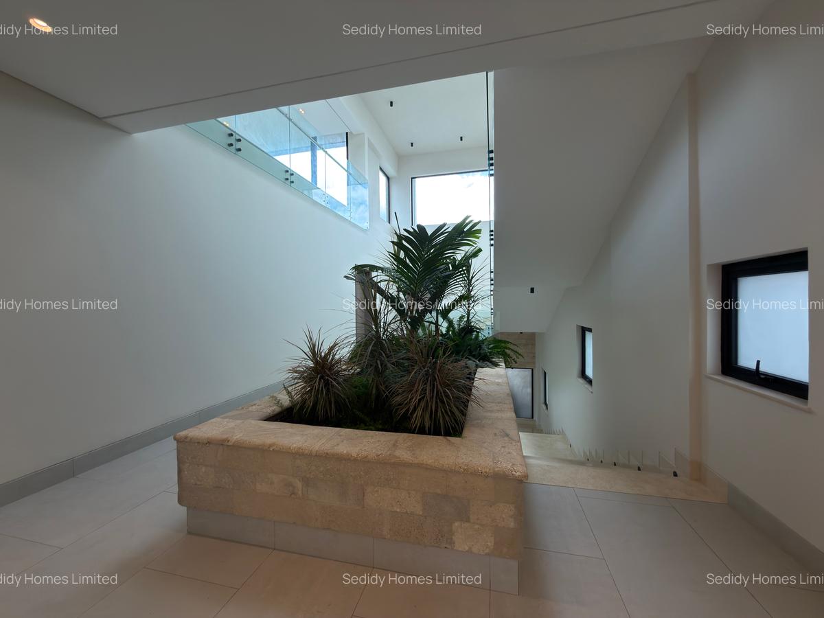 5 Bed Villa with En Suite in Westlands Area - 12