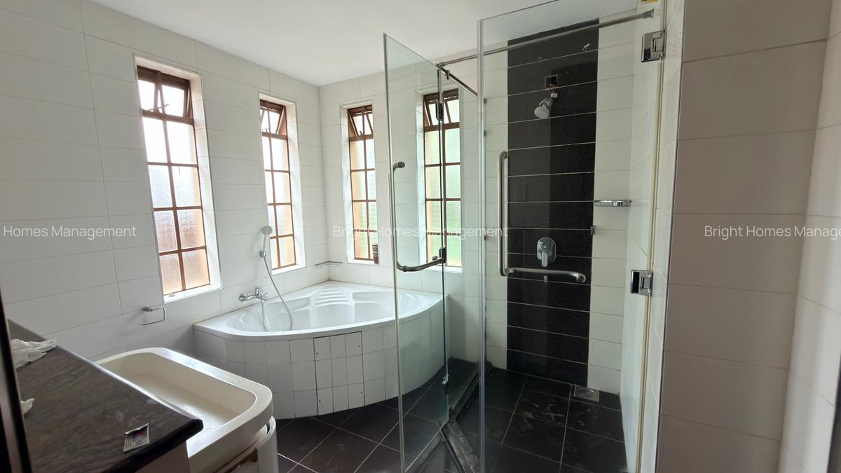 5 Bed Townhouse with En Suite in Lavington - 12