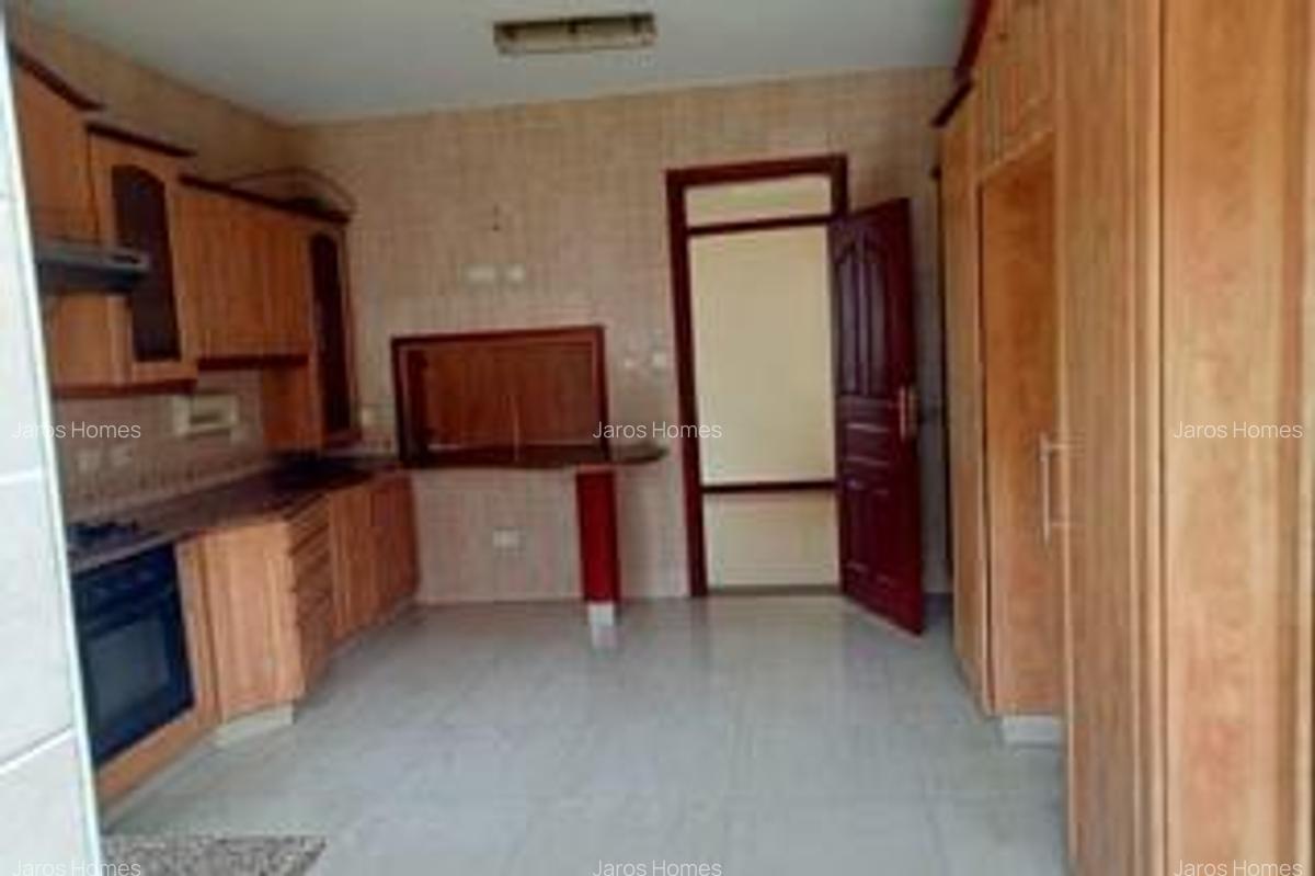 4 Bed Townhouse with En Suite at Grevellea - 13