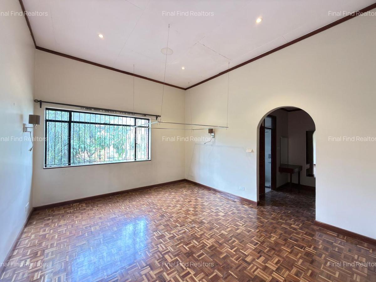 5 Bed Townhouse with En Suite in Brookside - 11