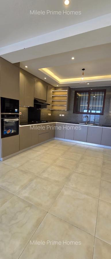 Serviced 4 Bed Apartment with En Suite in Parklands - 8