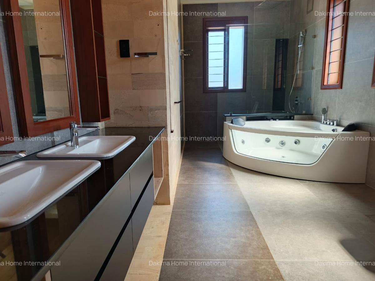 4 Bed House with En Suite in Runda - 17