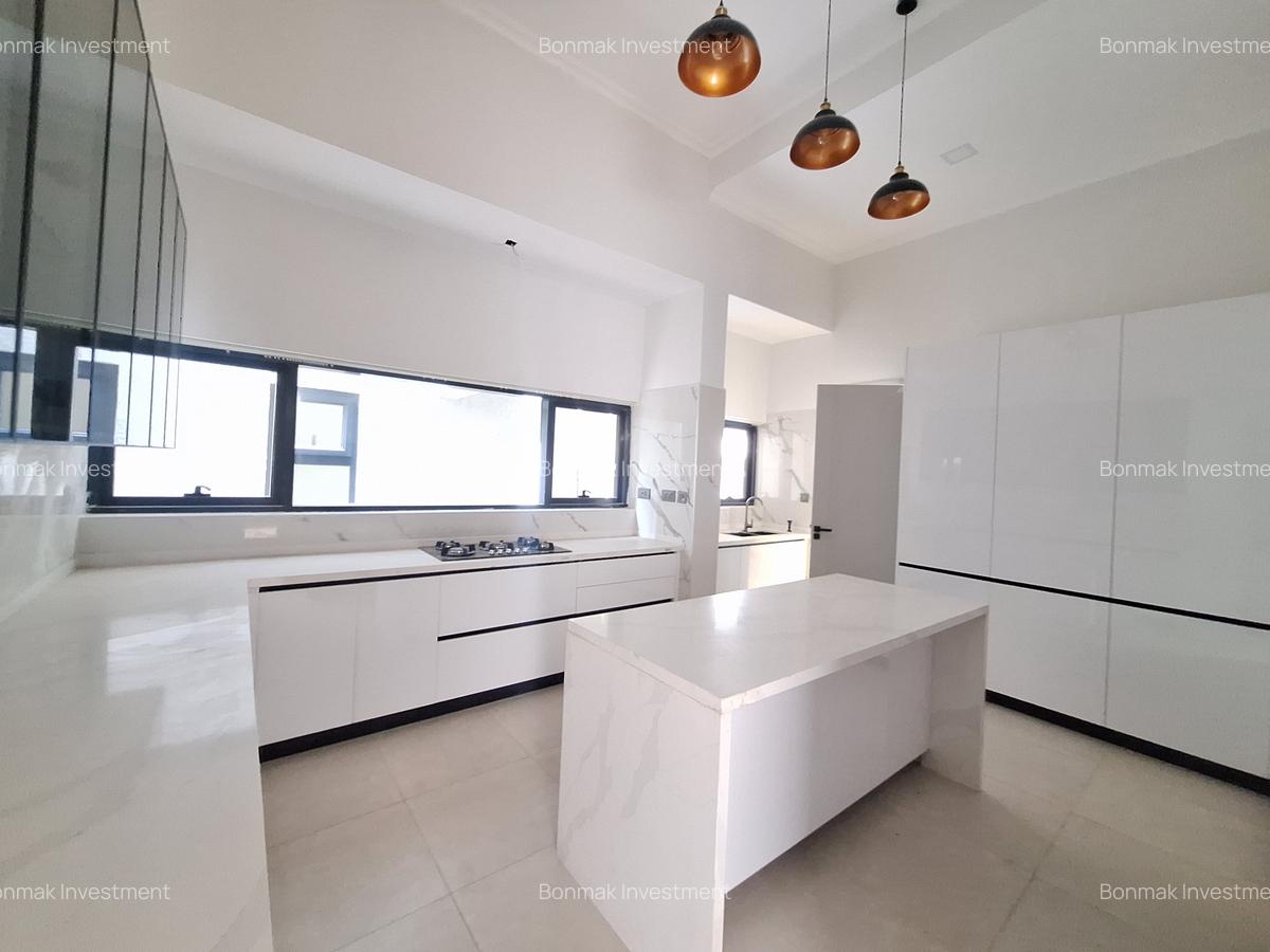 5 Bed Townhouse with En Suite at Lavington Green - 4