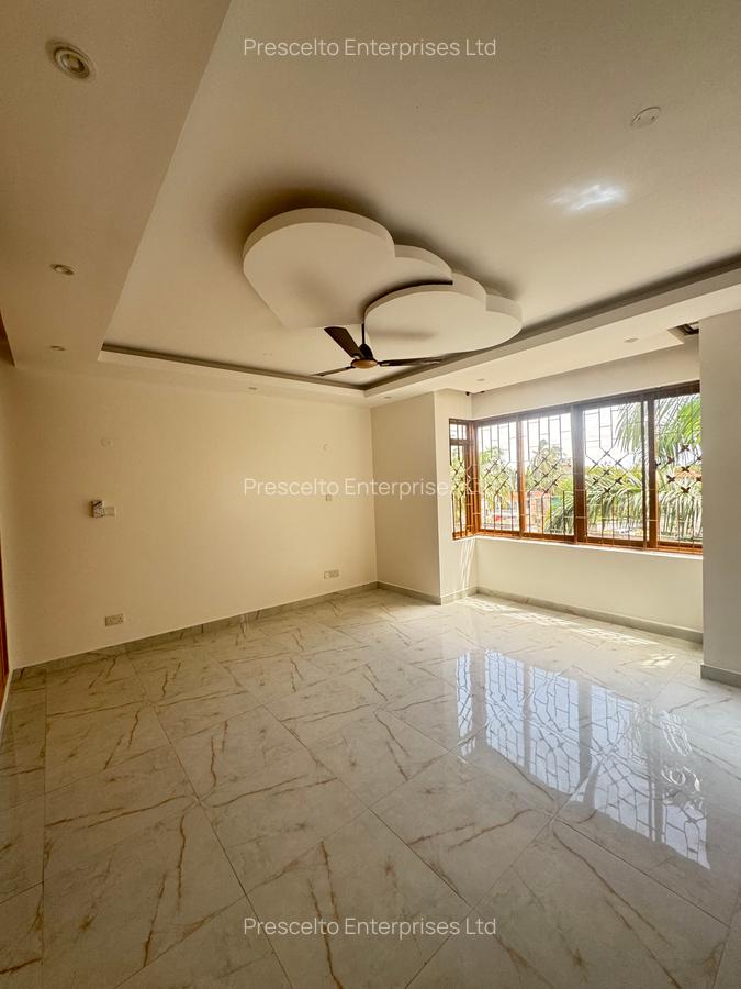 3 Bed Apartment with En Suite at Off Links Road - 8