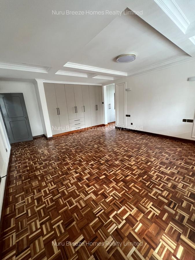 5 Bed House with En Suite in Garden Estate - 12