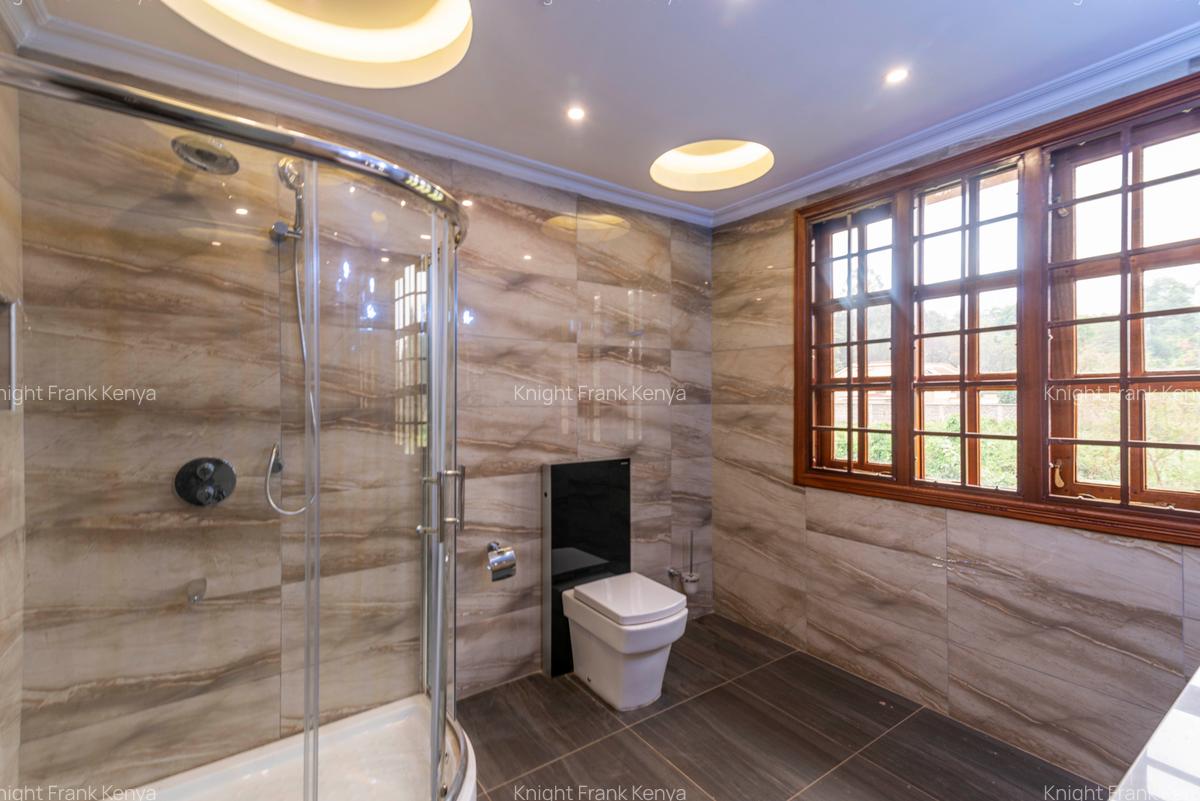 5 Bed House with En Suite in Ridgeways - 19