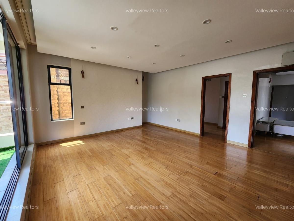 5 Bed Townhouse with En Suite at Lavington - 18