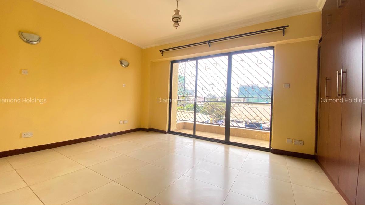 3 Bed Apartment with En Suite at Parklands - 5