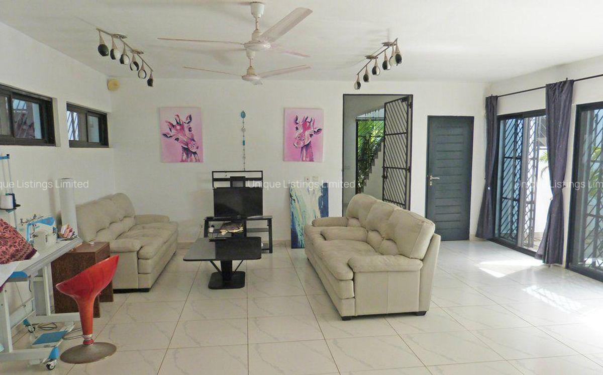 4 Bed House with En Suite in Watamu - 5