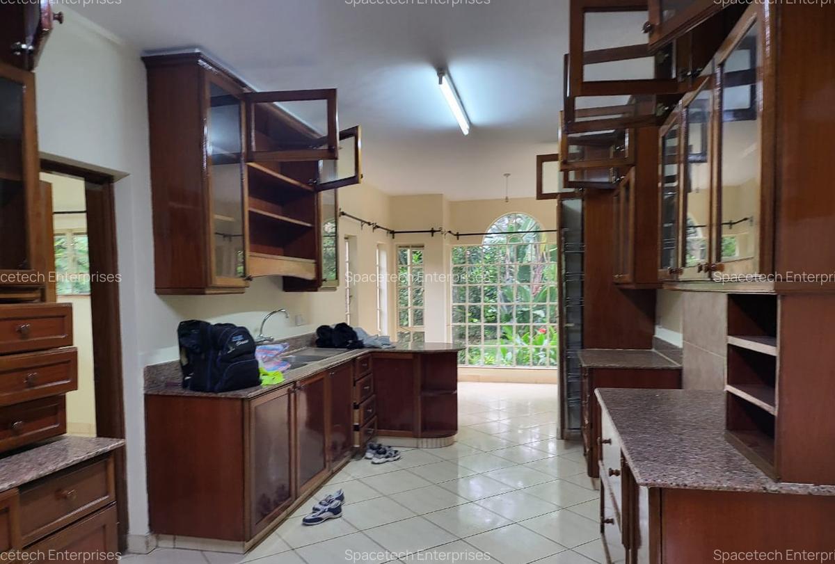 5 Bed House with En Suite in Rosslyn - 9